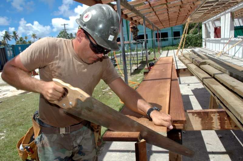 ebeniste-AMPUS-min_worker_construction_building_carpenter_male_job_build_helmet-893290